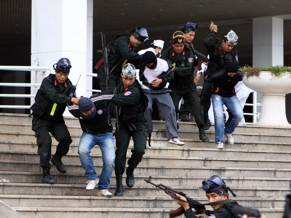 Anti-terror simulation exercise at Tan Son Nhat airport  - ảnh 1